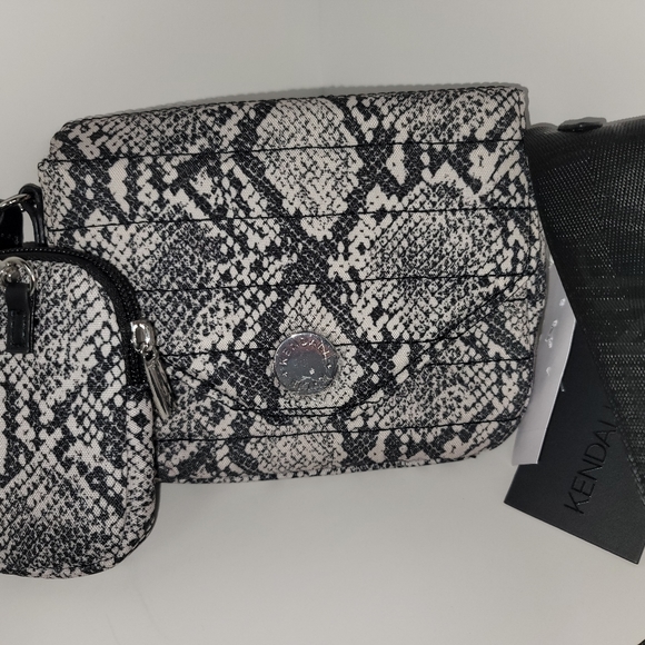 Kendall +Kylie Handbag Quilted Crossbody Bag black and white with key holder - Picture 2 of 8